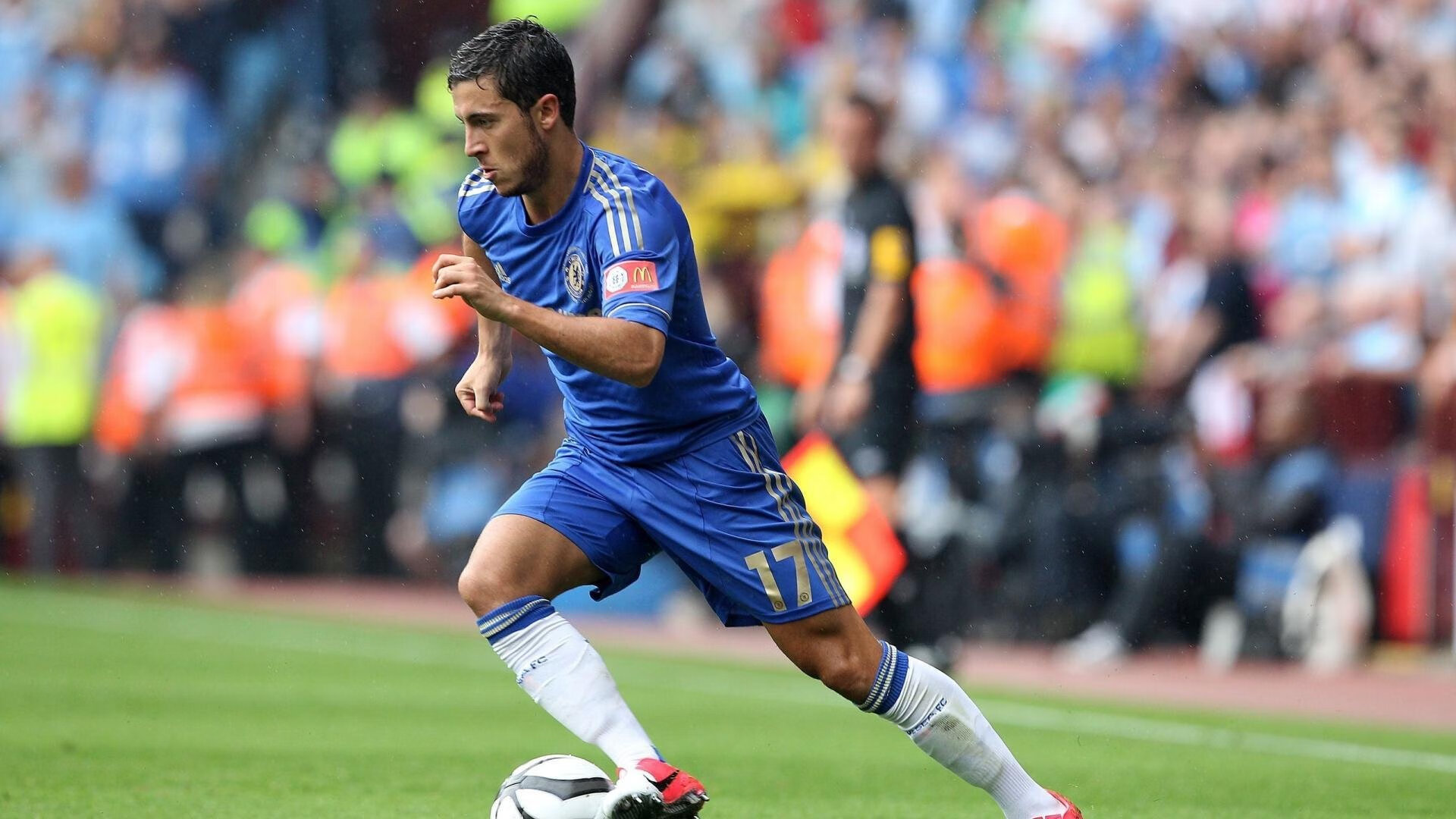 墨西哥骑手费德里科·费尔南德斯在巴黎奥运会上与“Romeo”马匹共同参赛，尽管因马匹受伤被迫退出，但展现了坚强意志。